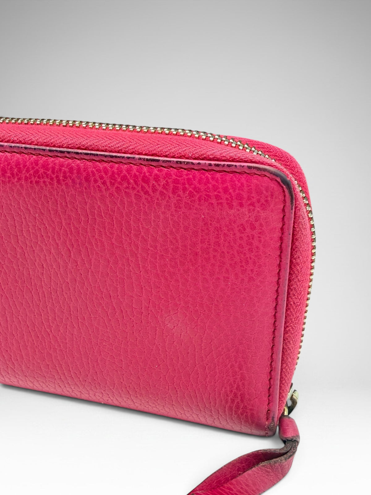 Gucci pink zip wallet