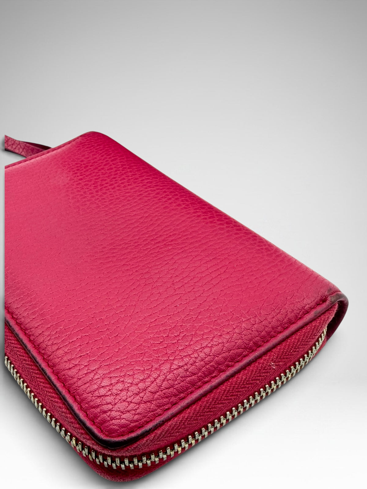 Gucci pink zip wallet