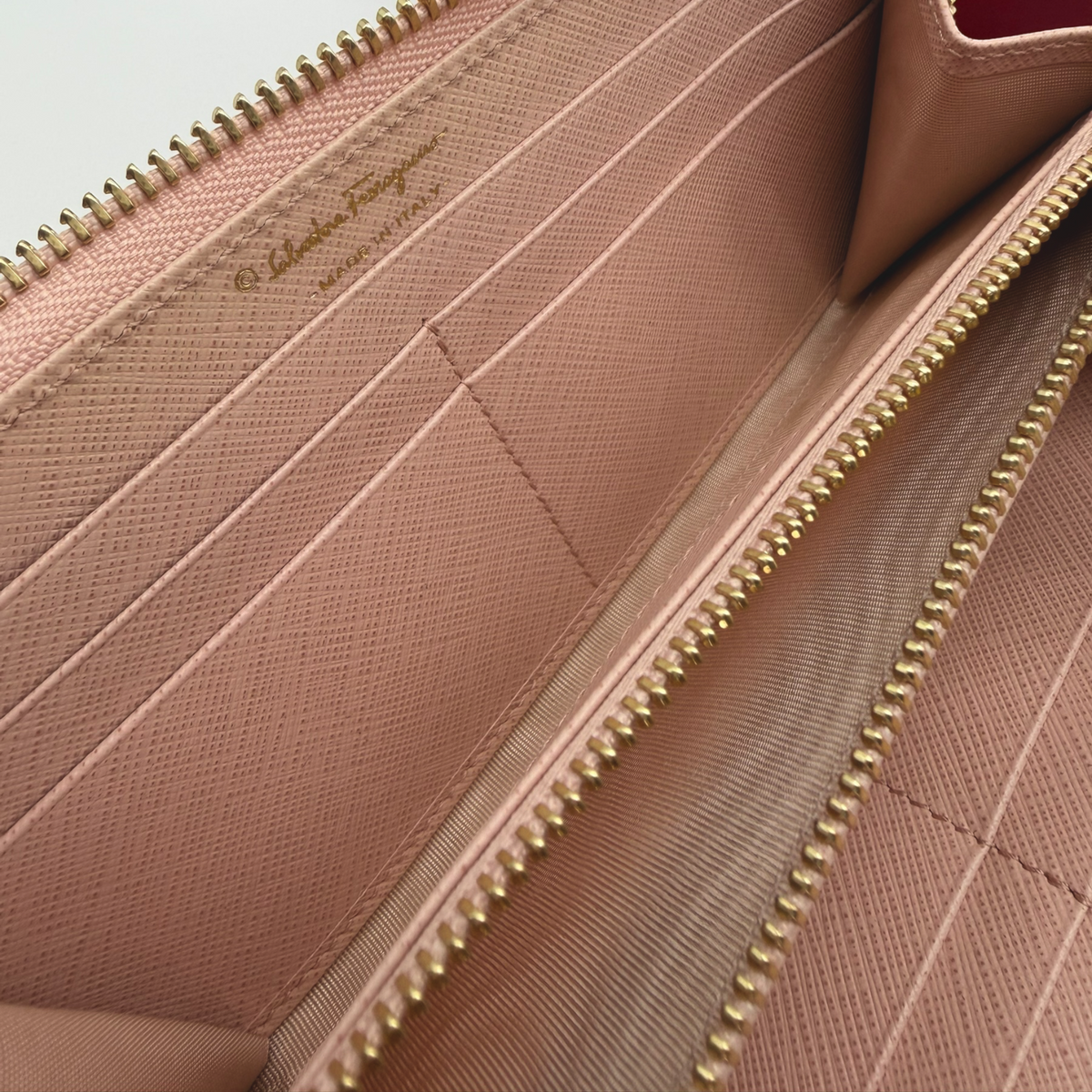 Salvatore Ferragamo Vara Bow Zip Wallet Light Pink