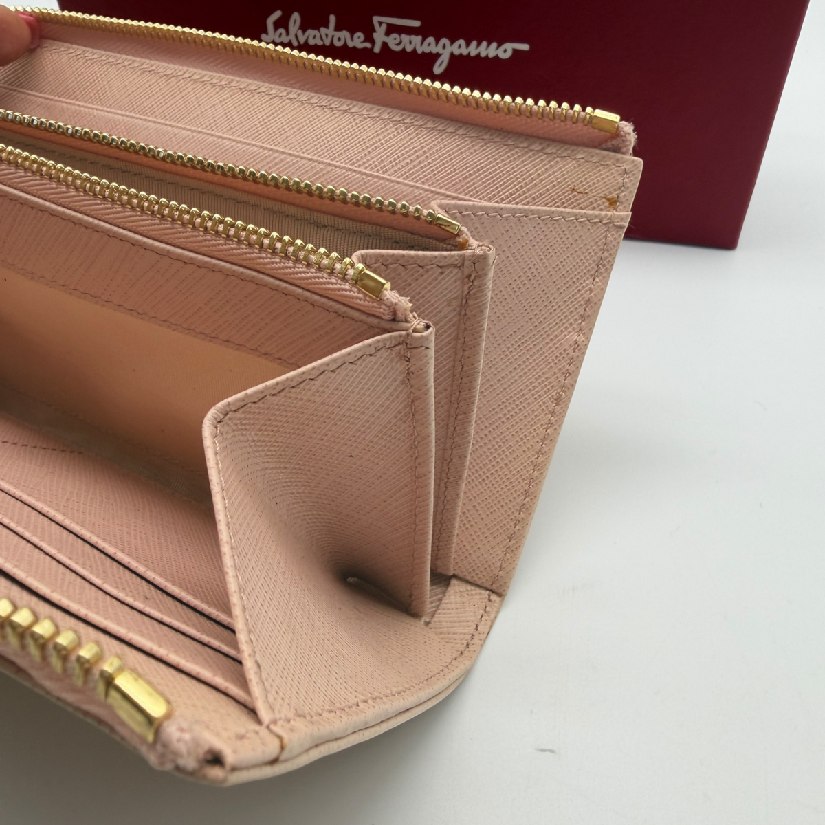 Salvatore Ferragamo Vara Bow Zip Wallet Light Pink