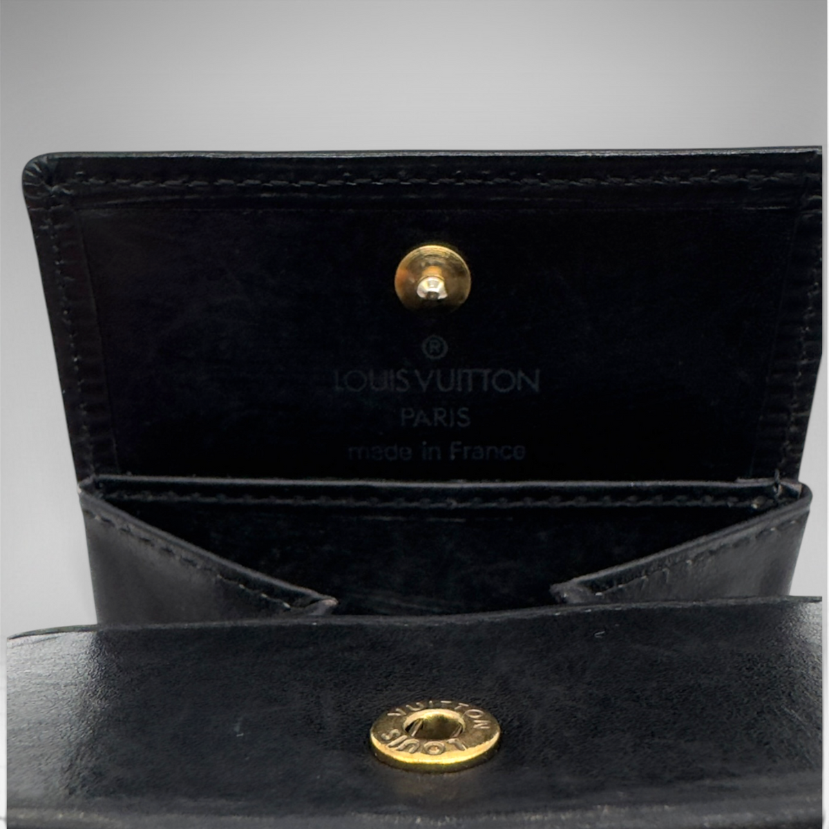 Louis Vuitton compact coin pouch in black Epi leather, view 4